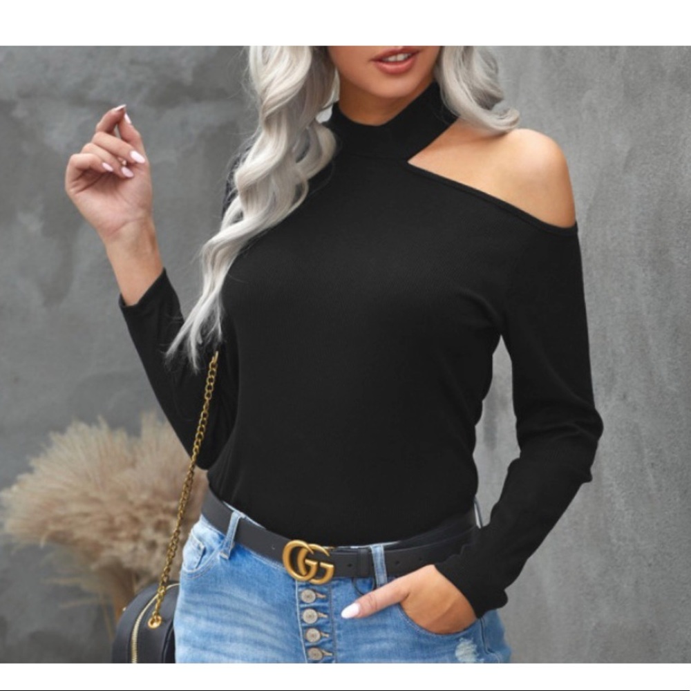 Cold shoulder long sleeve top ✨